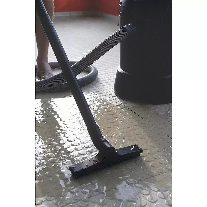 Oase Teichschlammsauger PondoVac Classic - 1.400 W, Tankvolumen: 27 l - Dunkelgrauer Nass-/Trockensaugerkopf und Schlauch entfernt Wasser von einem strukturierten Boden.