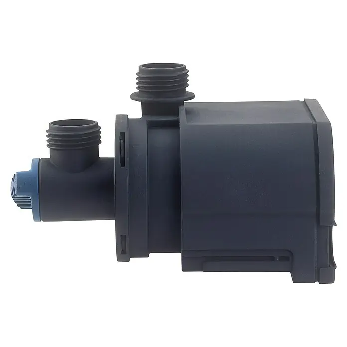 Oase Statuen-Zimmerbrunnenpumpe Aquarius Universal 440 I - 5 W, Max. Fontänenhöhe: 75 cm - Detaillierte Aufnahme einer grauen Wasserpumpe mit Gewindeanschlüssen vor schwarzem Hintergrund.