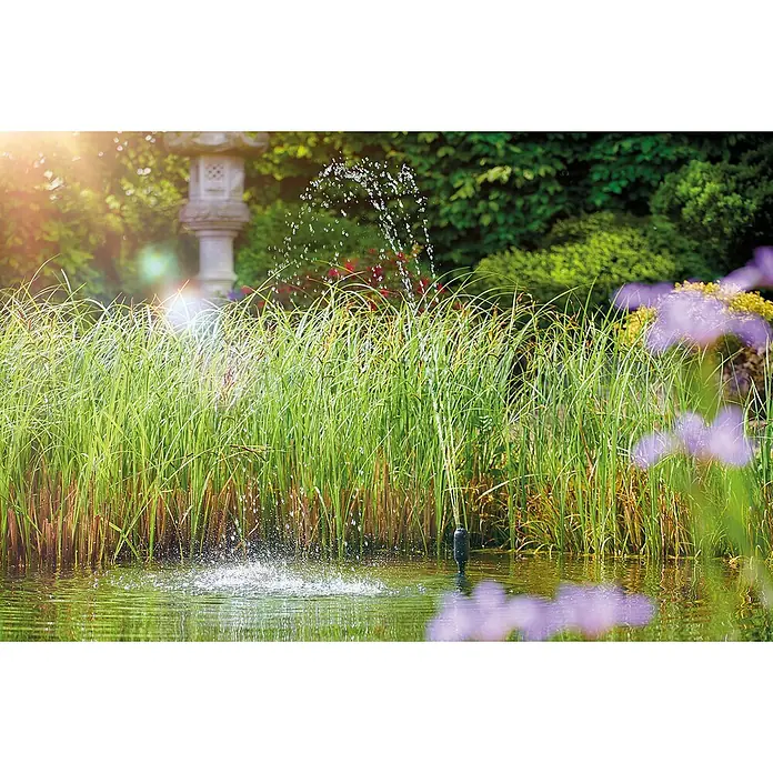 Oase Wasserspielpumpe Aquarius Set 2000 E - 18 W, Fördermenge pro Std.: 2.100 l - Teich mit Springbrunnen und üppiger Vegetation, der eine ruhige und natürliche Atmosphäre schafft.