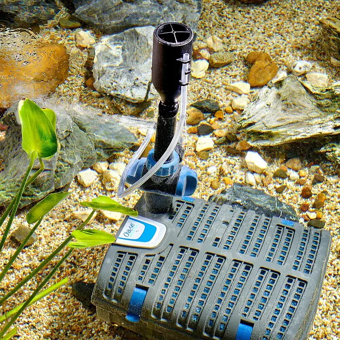 Oase Unterwasserfilter Filtral UVC 6000 - 11 W, Teichgröße: 6 m³ - Oase Innenfilter im Aquarium mit Steinen und Pflanzen, bietet effektive Wasserreinigung und sorgt für ein gesundes Umfeld für Fische.