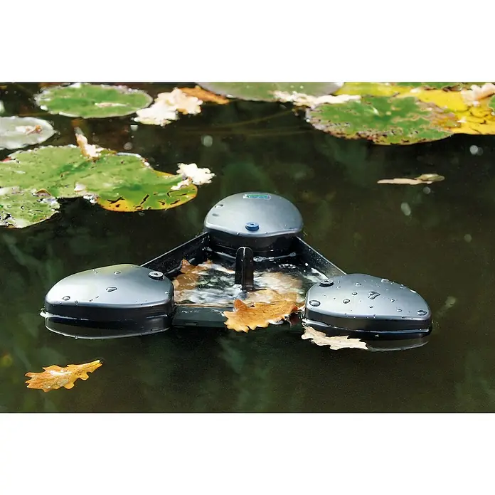 Oase Skimmer SwimSkim 25 - Leistungsaufnahme: 40 W, Fördermenge pro Std.: 2.500 l - Ein Teichroboter schwimmt im Wasser, umgeben von Seerosenblättern, und sorgt für sauberes Wasser im Gartenteich.
