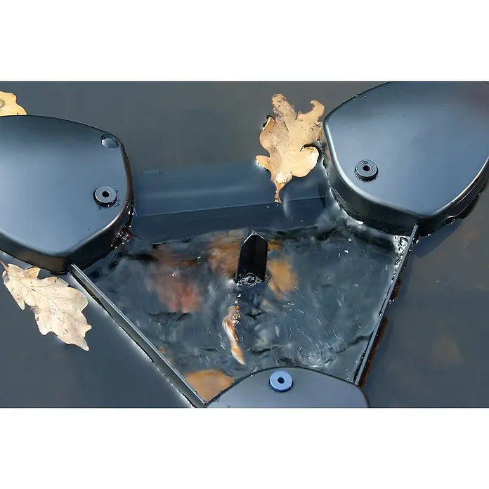Oase Skimmer SwimSkim 25 - Leistungsaufnahme: 40 W, Fördermenge pro Std.: 2.500 l - Nahaufnahme des Oase SwimSkim Teichreinigers in einem Gewässer, umgeben von Herbstlaub, der das Wasser sauber hält.