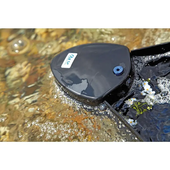 Oase Skimmer SwimSkim 25 - Leistungsaufnahme: 40 W, Fördermenge pro Std.: 2.500 l - Nahaufnahme eines Oase-Teichskimmers im Wasser, der Schmutz entfernt und die Wasserqualität verbessert.