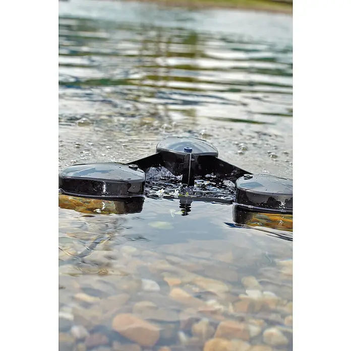 Oase Skimmer SwimSkim 25 - Leistungsaufnahme: 40 W, Fördermenge pro Std.: 2.500 l - Nahaufnahme eines schwarzen Springbrunnenaufsatzes im Wasser, der einen ruhigen Wassergarteneffekt erzeugt und das Wasser sauber hält.