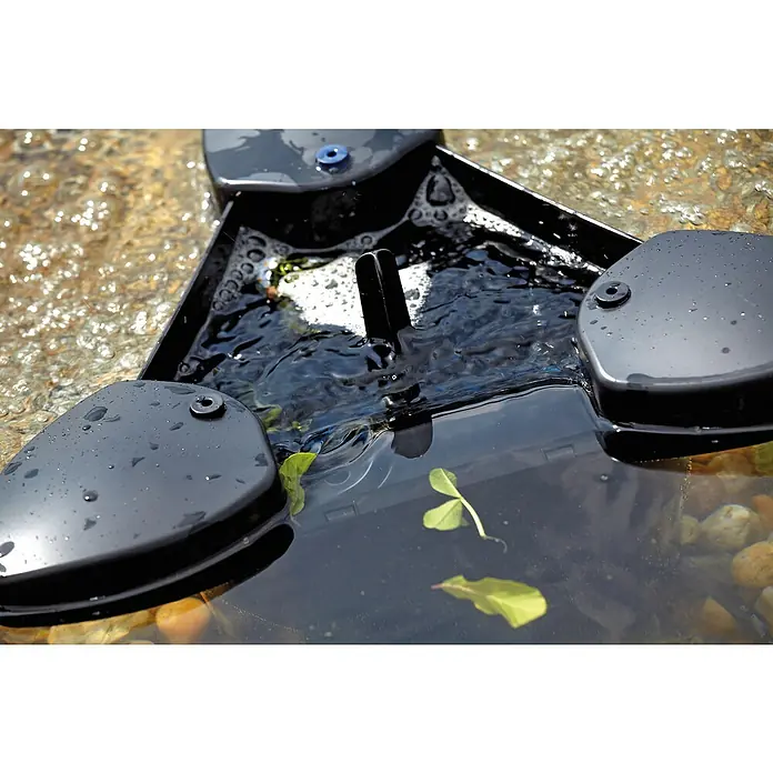 Oase Skimmer SwimSkim 25 - Leistungsaufnahme: 40 W, Fördermenge pro Std.: 2.500 l - Nahaufnahme eines schwarzen Teichfilters, der teilweise mit Wasser gefüllt ist, mit einigen grünen Blättern im Wasser.