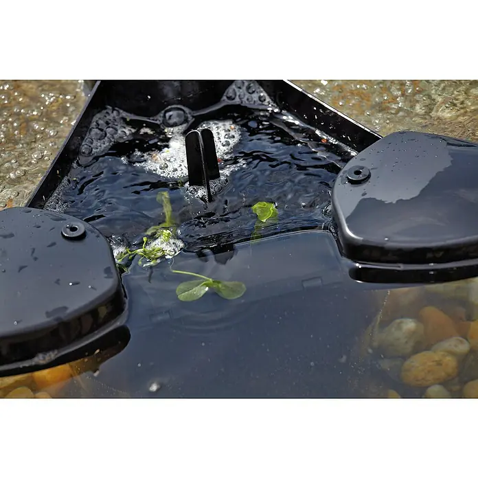 Oase Skimmer SwimSkim 25 - Leistungsaufnahme: 40 W, Fördermenge pro Std.: 2.500 l - Nahaufnahme eines kleinen Aquariumfilters mit Wasserpflanzen, der für klare und saubere Wasserqualität sorgt.