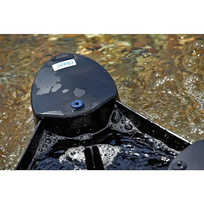 Oase Skimmer SwimSkim 25 - Leistungsaufnahme: 40 W, Fördermenge pro Std.: 2.500 l - Nahaufnahme eines Oase Teichfilters im Wasser, der für sauberes Teichwasser sorgt.