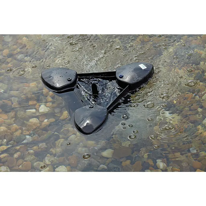 Oase Skimmer SwimSkim 25 - Leistungsaufnahme: 40 W, Fördermenge pro Std.: 2.500 l - Eine dreieckige, schwarze Teichbelüfterpumpe schwimmt im Wasser und sorgt für Sauerstoff. Das Gerät ist für die Gesundheit des Teichs wichtig.