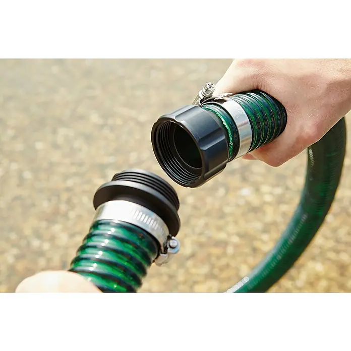 Oase Schlauchverbinder - Größe Anschluss: ¾″ - 1½″ - Eine Nahaufnahme von zwei grünen Wasserschläuchen, die mit schwarzen Verbindungsstücken und silbernen Klemmen verbunden sind.
