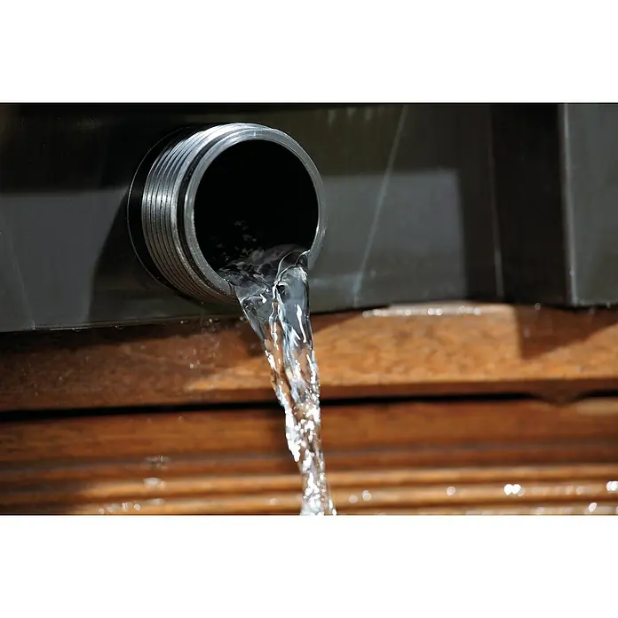 Oase BioSmart Durchlauffilter Set 7000 - 40 W, Teichgröße: 7 m³ - Ein schwarzes Rohr speit Wasser, das auf eine hölzerne Oberfläche fließt. Das Wasser ist klar und sauber.
