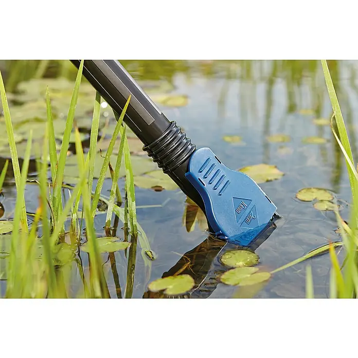 Oase Teichschlammsauger PondoVac Classic - 1.400 W, Tankvolumen: 27 l - Nahaufnahme eines Teichreinigers mit blauem Aufsatz, der ins Wasser gehalten wird, um Algen zu entfernen.