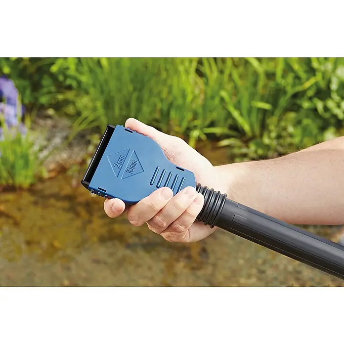 Oase Teichschlammsauger PondoVac Classic - 1.400 W, Tankvolumen: 27 l - Aquarienkratzer mit blauem Griff und schwarzer Klinge, gehalten von einer Hand vor grünem Hintergrund.