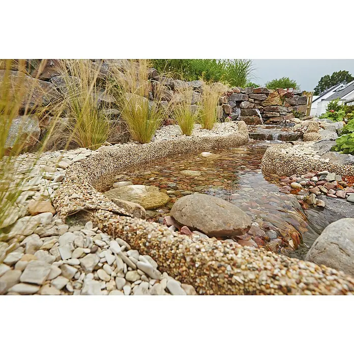 Oase Steinfolie Meterware - Breite: 1 m, Stärke: 0,5 mm - Gartenteich mit Steinen und Bepflanzung. Die klaren Linien und natürlichen Materialien schaffen eine beruhigende Atmosphäre im Garten.