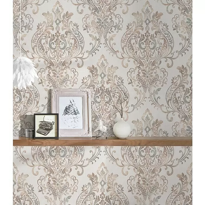 A.S. Création New Life Papel pintado de vellón Damasco Nude - Beige/Gris, Motivo decorativo, 10,05 x 0,53 m - Papel pintado de damasco claro en tonos oro, beige y gris, complementando un estante con artículos decorativos.