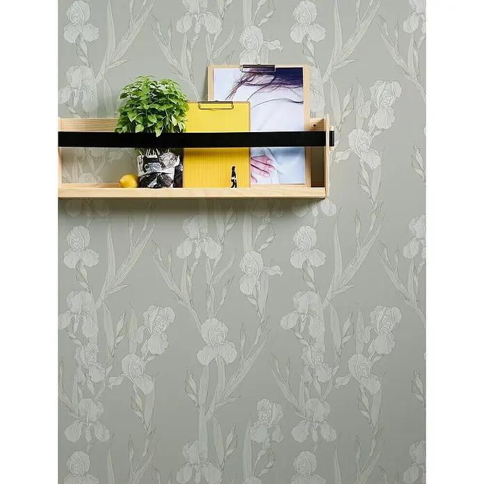 A.S. Création Daniel Hechter 6 Papel pintado de vellón Romantic Flor - Crema, Floral, 10,05 x 0,53 m - Estante de pared de madera clara con barra negra, decorado con planta, limón, carpetas y fotos sobre papel pintado floral.