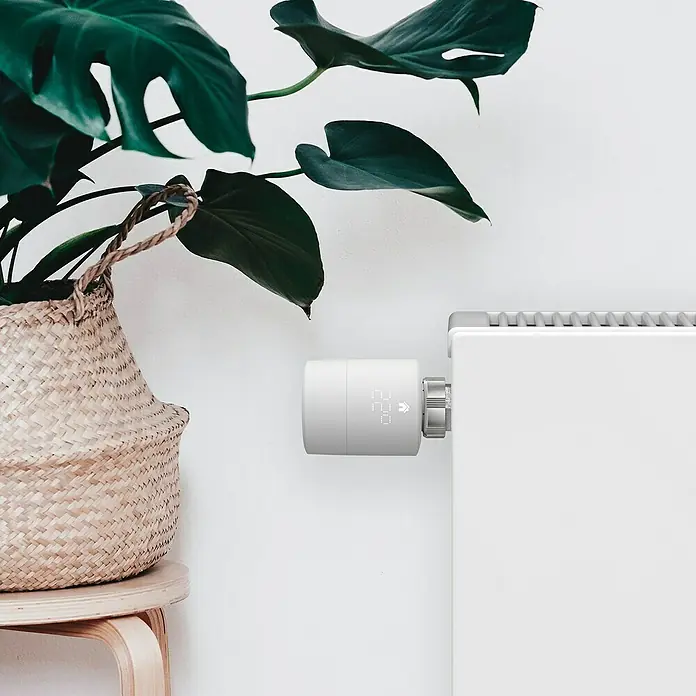 Tado Smartes Termostato de radiador Duo pack - M30 x 1,5 mm, 2 ud. - Termostato de radiador inteligente junto a una planta.