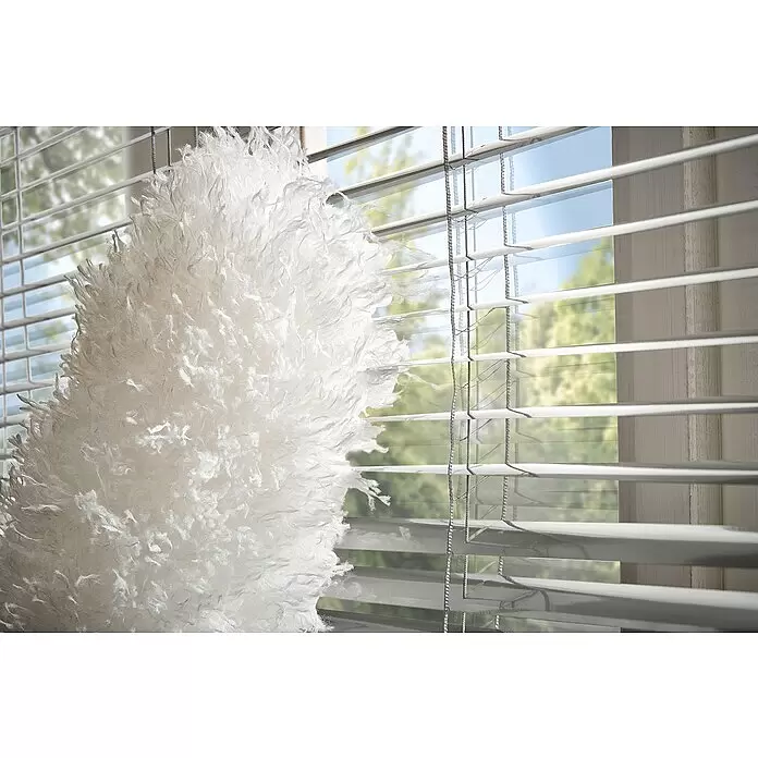Leifheit Staubwedel Duster XL - Länge: 38 cm, Mikrofaser - Weißer, flauschiger Staubwedel reinigt Jalousien vor hellem Fenster.