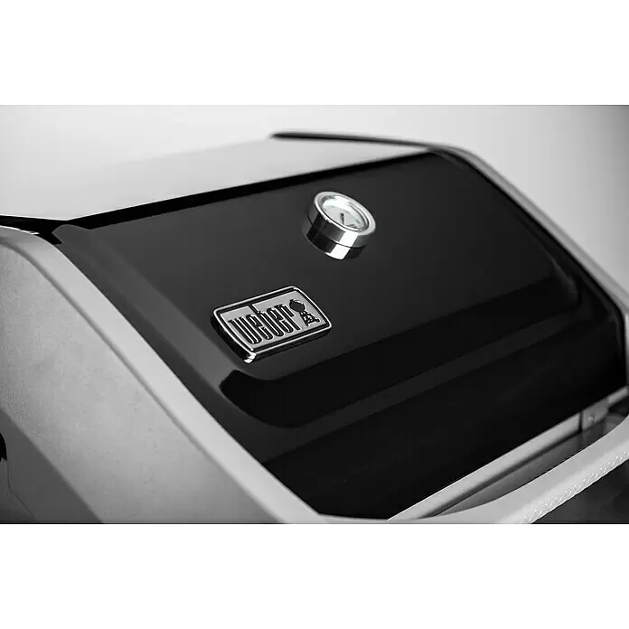 Weber Barbacoa de gas Spirit II E-310 + 7 accesorios - Superficie de la parrilla (An x Pr): 60 x 46 cm, 8,7 kW, Número de quemadores: 3 - Tapa de parrilla Weber negra brillante con logo plateado y termómetro integrado, rodeada de carcasa gris claro.