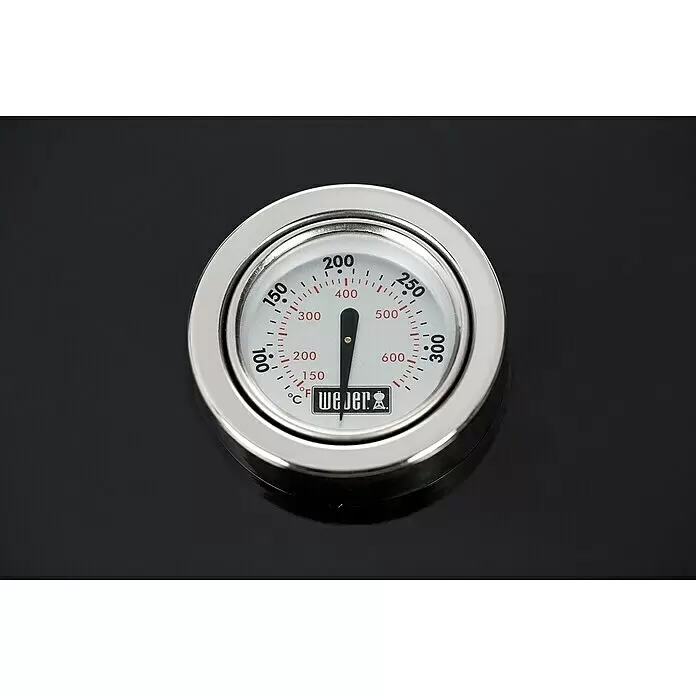 Weber Barbacoa de gas Spirit II E-310 + 7 accesorios - Superficie de la parrilla (An x Pr): 60 x 46 cm, 8,7 kW, Número de quemadores: 3 - Termómetro de parrilla Weber redondo plateado con esfera blanca que muestra la temperatura en Celsius y Fahrenheit, incrustado en una superficie negra.