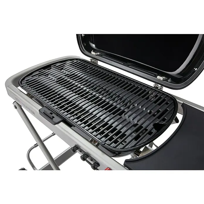 Weber Barbacoa de gas Traveler - Superficie de la parrilla (An x Pr): 64 x 35 cm, 3,8 kW, Número de quemadores: 1 - Primer plano de una parrilla Weber con la tapa abierta, que muestra las rejillas y el interior de la parrilla.