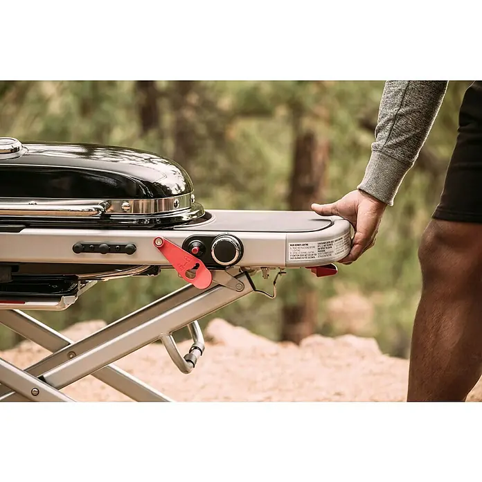 Weber Barbacoa de gas Traveler - Superficie de la parrilla (An x Pr): 64 x 35 cm, 3,8 kW, Número de quemadores: 1 - Parrilla portátil con soporte robusto, ideal para camping y aventuras al aire libre, con controles sencillos.