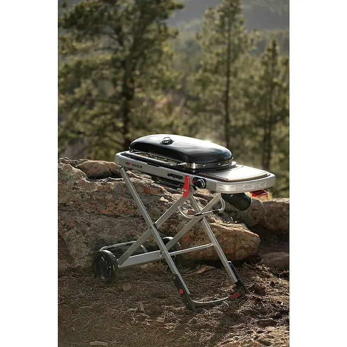 Weber Barbacoa de gas Traveler - Superficie de la parrilla (An x Pr): 64 x 35 cm, 3,8 kW, Número de quemadores: 1 - Parrilla portátil Weber Traveler al aire libre, ideal para camping y picnics, con soporte robusto y ruedas para un fácil transporte.