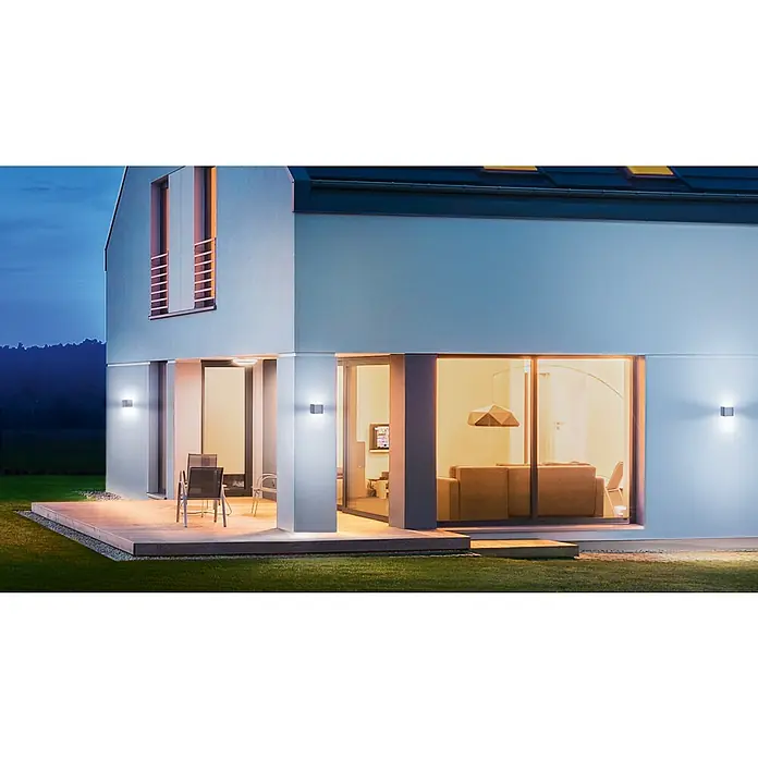 Steinel Aplique exterior LED L 840 SC - 9,1 W, 13,4 x 11 x 11 cm, Plateado, IP44 - Luces exteriores modernas que iluminan una casa elegante con patio. Las luminarias minimalistas proporcionan un ambiente agradable en el área exterior.