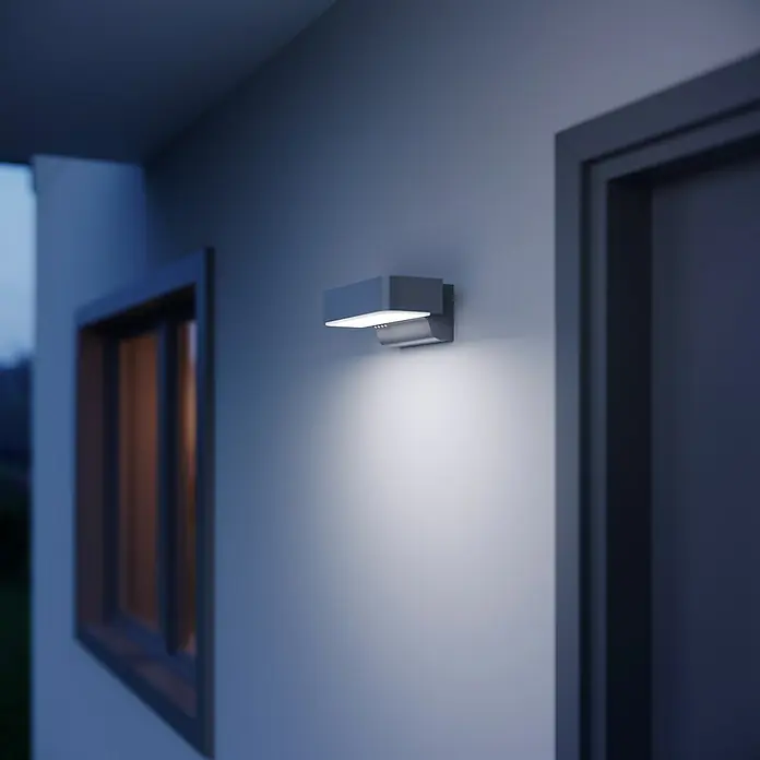 Steinel Aplique exterior LED con sensor L 800 SC - L x An x Al: 14,6 x 23 x 8,8 cm - Moderna luz de pared exterior gris que emite una luz brillante hacia abajo, creando un ambiente acogedor.