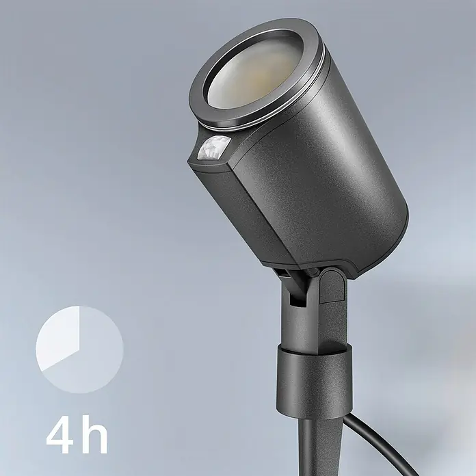 Steinel LED-Strahler Spot Garden SC anthrazit - 7,9 W, 512 lm, 3.000 K, L x B x H: 14 x 6,9 x 36,9 cm, IP44 - Das Bild zeigt einen modernen, grauen LED-Gartenstrahler mit Bewegungsmelder, der für eine Beleuchtungsdauer von 4 Stunden ausgelegt ist.