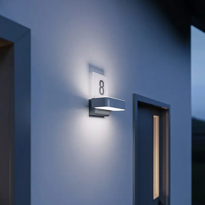 Steinel Aplique exterior LED L 820 SC - 9,8 W, 14,6 x 23 x 26,1 cm, Antracita, IP44 - Lámpara moderna de número de casa con iluminación LED. La luz garantiza una visibilidad clara del número y una iluminación elegante de la zona de entrada.