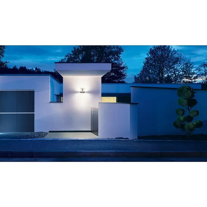 Steinel Aplique exterior LED L 820 SC - 9,8 W, 14,6 x 23 x 26,1 cm, Antracita, IP44 - Fachada moderna con iluminación exterior. El número 8 de la casa se destaca con un aplique elegante, creando un ambiente acogedor.