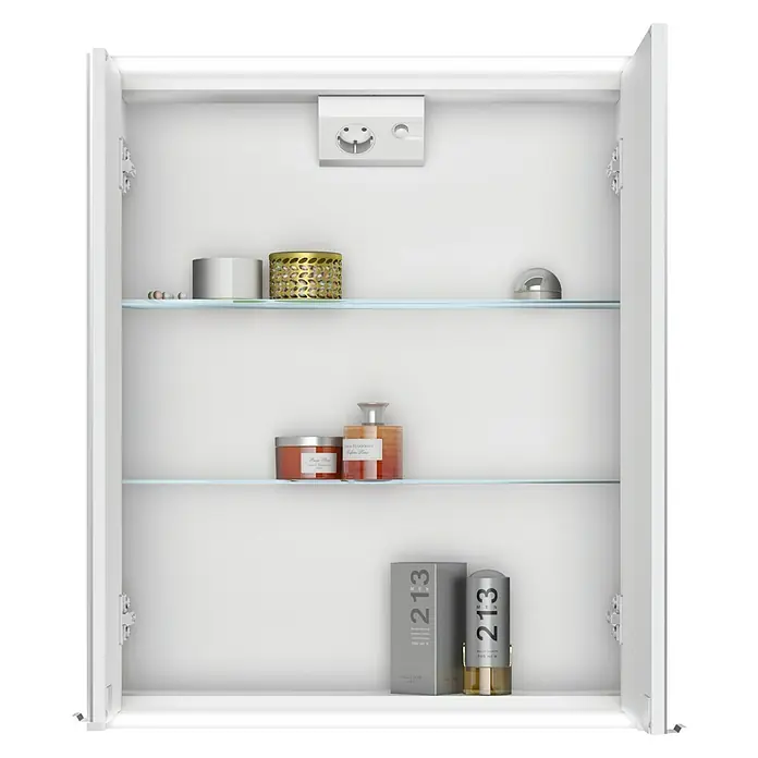Jokey LED-Spiegelschrank Batu - B x H: 60 x 70,8 cm, Holz, Weiß - Aufnahme eines weißen Badezimmerschranks mit Glasböden, gefüllt mit einer Sammlung von Schönheitsartikeln und einem praktischen Steckdoseneinbau.