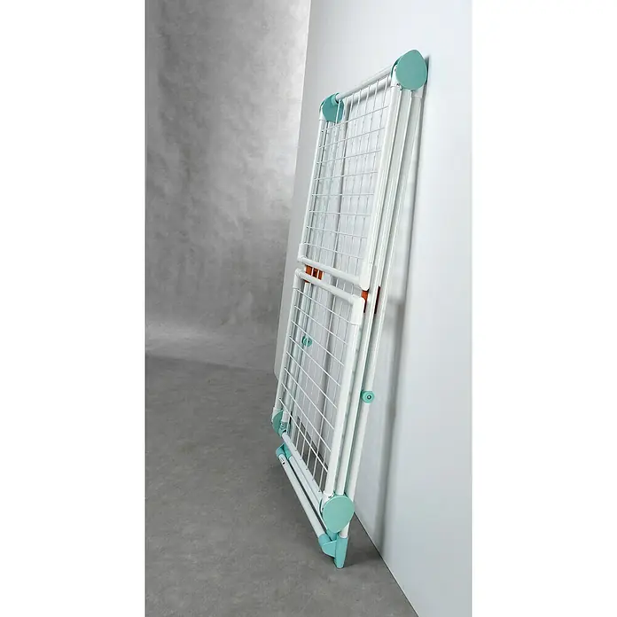 Juwel Flügel-Wäscheständer SuperDry Maxi - Länge Wäscheleine: 20 m, L x B x H: 117,4 x 57,9 x 7,9 cm, Mint - Ein weißer, zusammenklappbarer Wäscheständer mit türkisfarbenen Akzenten steht an einer weißen Wand, ideal für kleine Räume und platzsparende Aufbewahrung.
