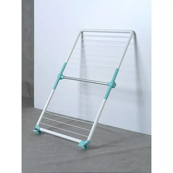 Juwel Stand-Wäscheständer SuperDry Wing - Länge Wäscheleine: 8,8 m, L x B x H: 103,1 x 60,1 x 7,1 cm, Weiß/Mint - Ein weißer Wäscheständer mit blaugrünen Akzenten lehnt an einer weißen Wand und bietet Platz zum Trocknen von Kleidung.