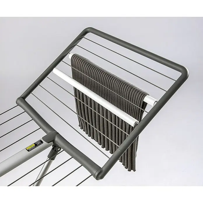Juwel Flügel-Wäscheständer FashionDry Autostretch - Länge Wäscheleine: 18 m, L x B x H: 180 x 57,5 x 103,5 cm, Obsidian Grey - Wäscheständer mit grauem Tuch zum Trocknen. Praktisch und platzsparend für den Innen- und Außenbereich. Ideal für kleine Wohnungen.
