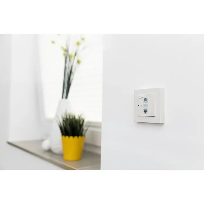 Schellenberg Smart Home Interruptor de recepción por radio - 80 x 80 x 40 mm, Blanco, Montaje enrasado - Primer plano de una unidad de control de persiana Schellenberg blanca montada en una pared blanca.