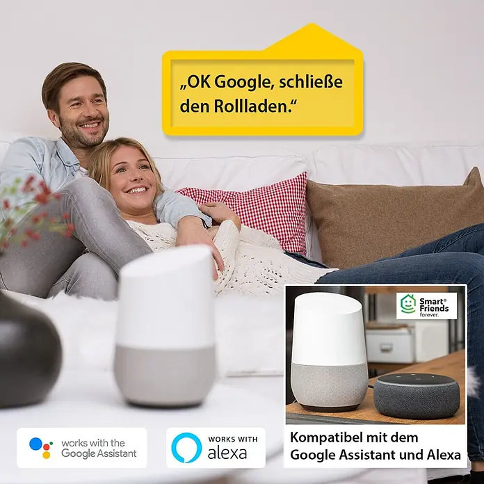 Schellenberg Smart Home Interruptor de recepción por radio - 80 x 80 x 40 mm, Blanco, Montaje enrasado - Escena de hogar inteligente con integración de Google Assistant y Alexa, representada por una pareja en el sofá y los altavoces inteligentes.