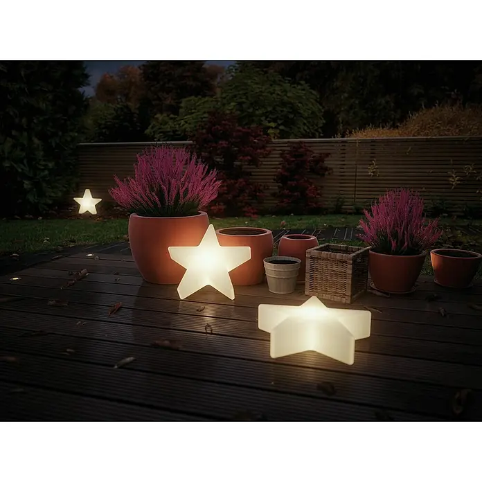 Paulmann Plug & Shine Lámpara LED decorativa exterior - Blanco, L x An x Al: 10 x 40 x 40 cm - Escena decorativa al aire libre con luces de estrellas brillantes, plantas en macetas y hojas de otoño en una terraza de madera.