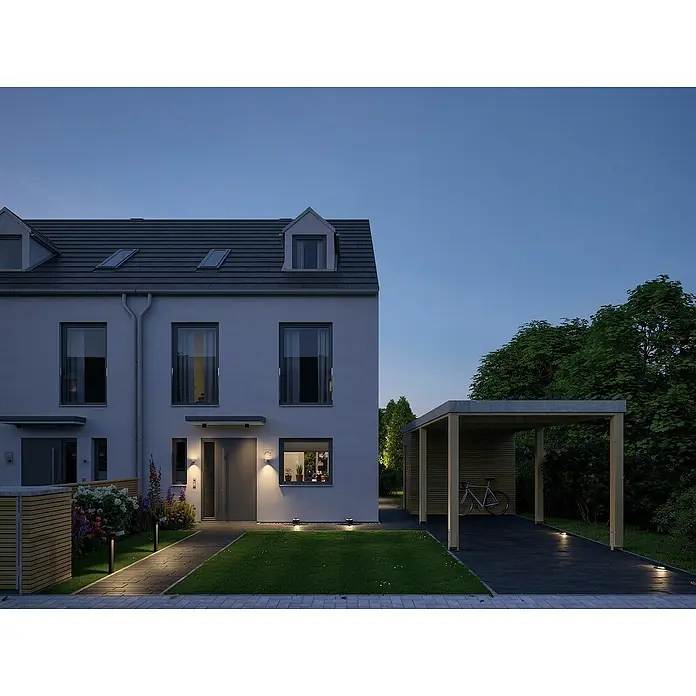 Paulmann Plug & Shine LED-Außenleuchte - 6 W, Warmweiß, IP67, Ø x H: 16 x 3,2 cm - Modernes, zweistöckiges Reihenhaus mit Carport und gepflegtem Vorgarten bei Dämmerung. Architektur mit klaren Linien.