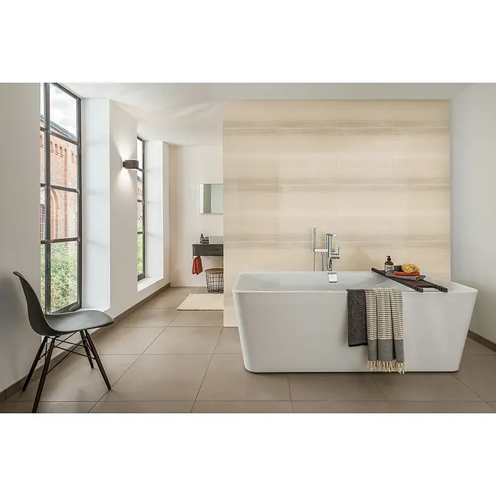 Villeroy & Boch Badewanne Squaro Edge 12 - 180 x 80 cm, Quaryl, Weiß, Eckige Form - Ein modernes Badezimmer mit einer freistehenden Badewanne, eleganten Armaturen und stilvollen Fliesen für ein entspannendes Ambiente.