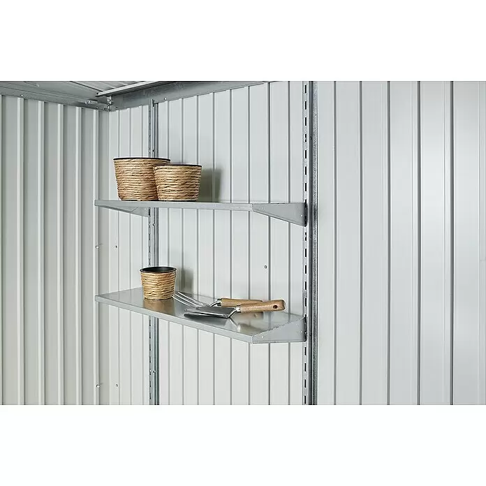 Biohort Regalboden - Passend für: Biohort Gerätehaus Europa, AvantGarde/HighLine/Panorama, L x B: 24,5 x 72 cm, Gesamtstückzahl: 2 Stk. - Zwei graue Metallregale, Teil eines verstellbaren Regalsystems, in einem Metallschuppen mit Gartenutensilien.