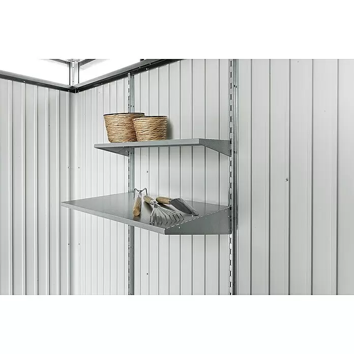 Biohort Regalboden - Passend für: Biohort Gerätehaus Europa/AvantGarde/HighLine/Panorama, L x B: 43,5 x 72 cm, Gesamtstückzahl: 2 Stk. - Zwei graue Metallregale sind in einem Metallschuppen an einer Wand befestigt und halten Körbe und Gartengeräte.
