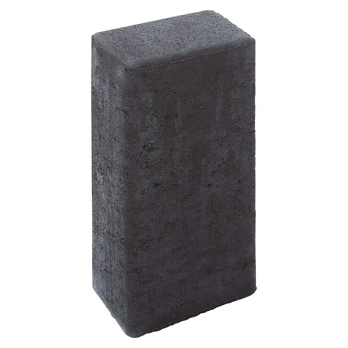 Diephaus Rechteckpalisade - 16,5 x 12 x 40 cm, Anthrazit, Beton - Nahaufnahme eines einzelnen, rechteckigen, anthrazitfarbenen Pflastersteins mit rauer Oberfläche. Ideal für Gartenwege und Terrassen.