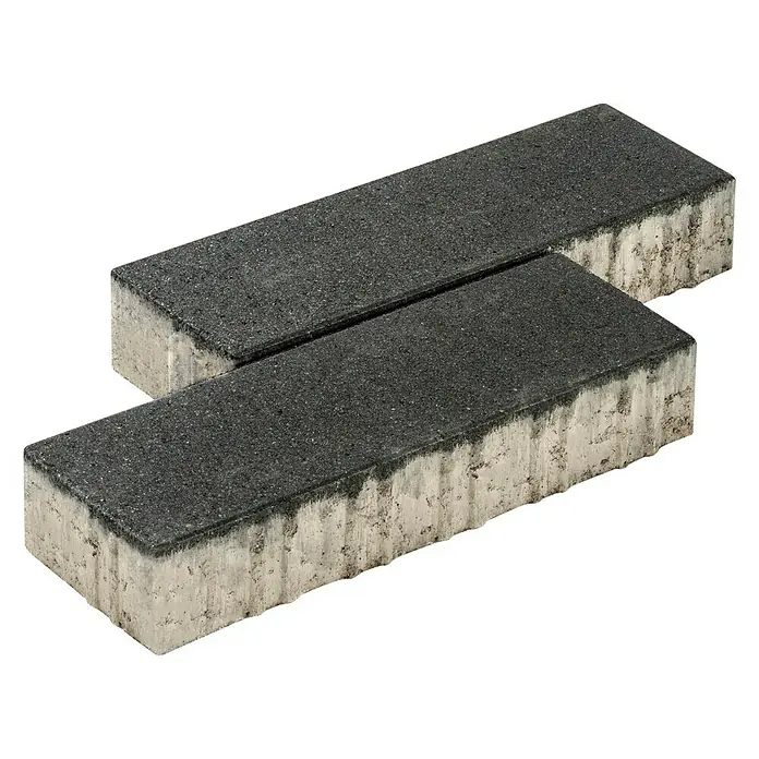 Diephaus Pflasterstein Lincoln - Basalt, 45 x 15 x 8 cm, Rechteckig - Nahaufnahme von zwei rechteckigen Pflastersteinen mit rauer, grauer Oberfläche und unregelmäßiger, beiger Unterseite auf schwarzem Hintergrund.