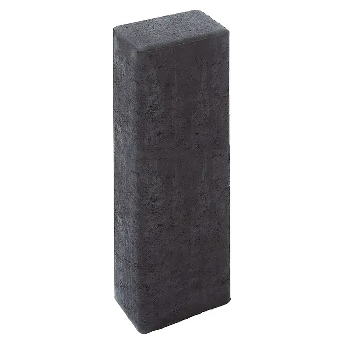 Diephaus Rechteckpalisade - 16,5 x 12 x 60 cm, Anthrazit, Beton - Ein einzelner dunkler Pflasterstein, ideal für Gartenwege oder Terrassen, präsentiert seine robuste Textur und solide Form.