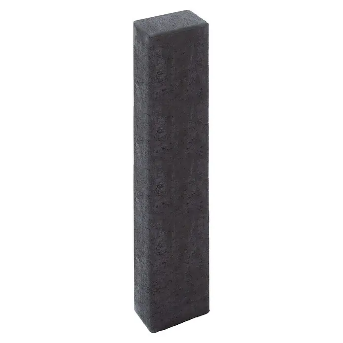 Diephaus Rechteckpalisade - 16,5 x 12 x 100 cm, Anthrazit, Beton - Ein einzelner, länglicher Pflasterstein in dunkler Farbe. Ideal für Gartenwege und Terrassen mit rustikalem Look.