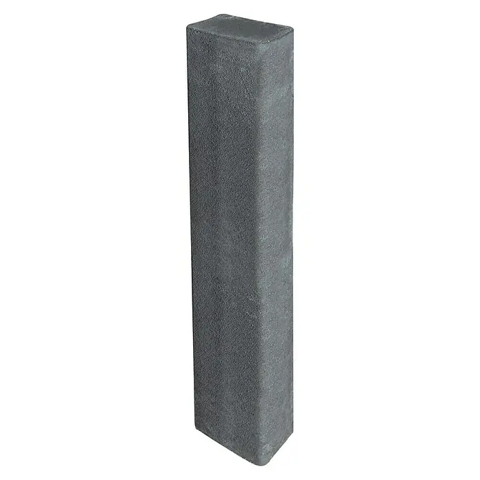 Diephaus Rechteckpalisade - 16,5 x 12 x 120 cm, Anthrazit, Beton - Ein einzelner, grauer Betonpfeiler mit rauer Textur, der typischerweise für den Bau von Stützmauern oder dekorativen Elementen im Garten verwendet wird.