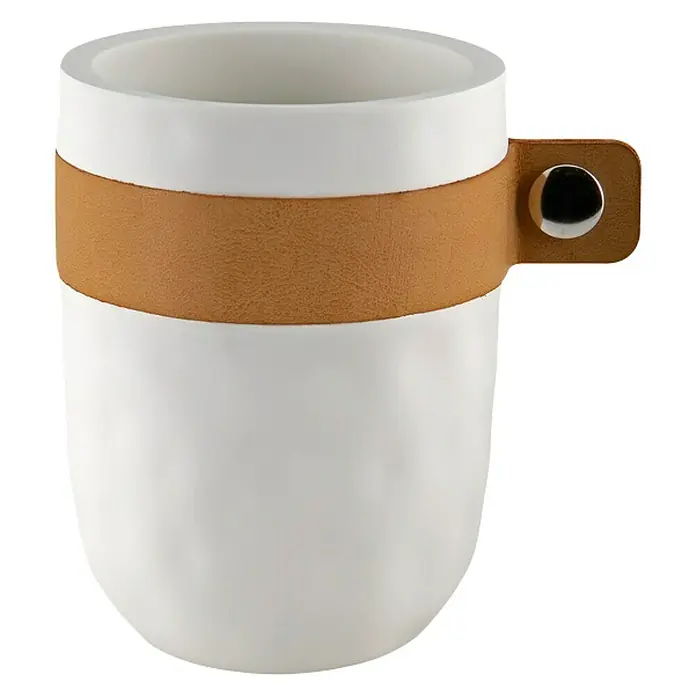 Spirella Lio Portacepillos - L x An x Al: 74 x 74 x 99 cm, Plástico - Primer plano de una elegante taza blanca con detalles de cuero marrón y asa sobre un fondo negro.