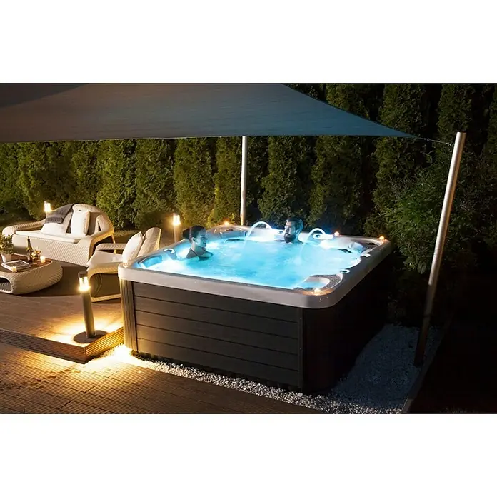 Camargue Außen-Whirlpool Harmony - 200 x 200 x 87 cm, Grau/Weiß, Max. Personenzahl: 6 - Entspannung pur im beleuchteten Whirlpool im Garten mit zwei Personen. Luxuriöses Outdoor-Erlebnis für gemütliche Stunden.