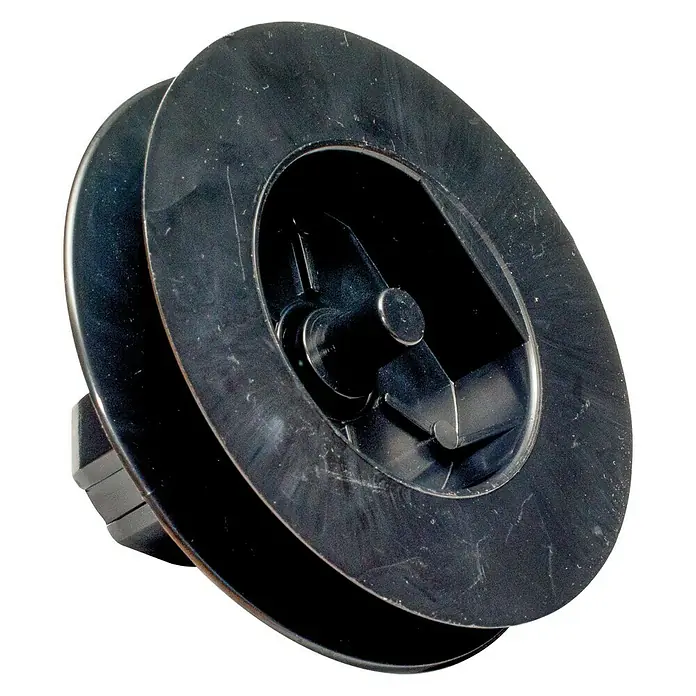 Micel Polea con espiga PR21 - Diámetro: 117 mm, Plástico, Anchura de la correa: 0 mm - 18 mm - Primer plano de un cartucho de cinta de máquina de escribir negra, utilizado en máquinas de oficina, sobre un fondo negro aislado.